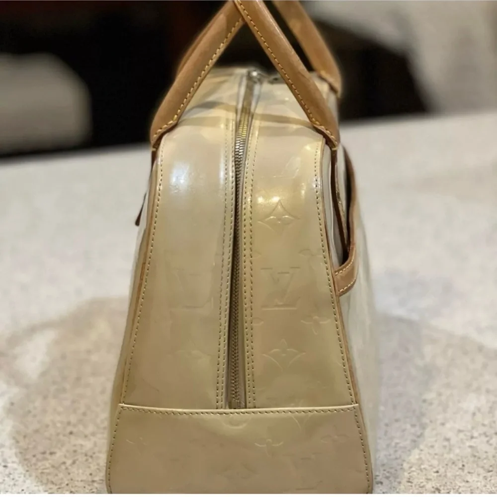 Louis Vuitton Tompkins Vernis BA0013 Elegant Cream and Tan Women's Handbag